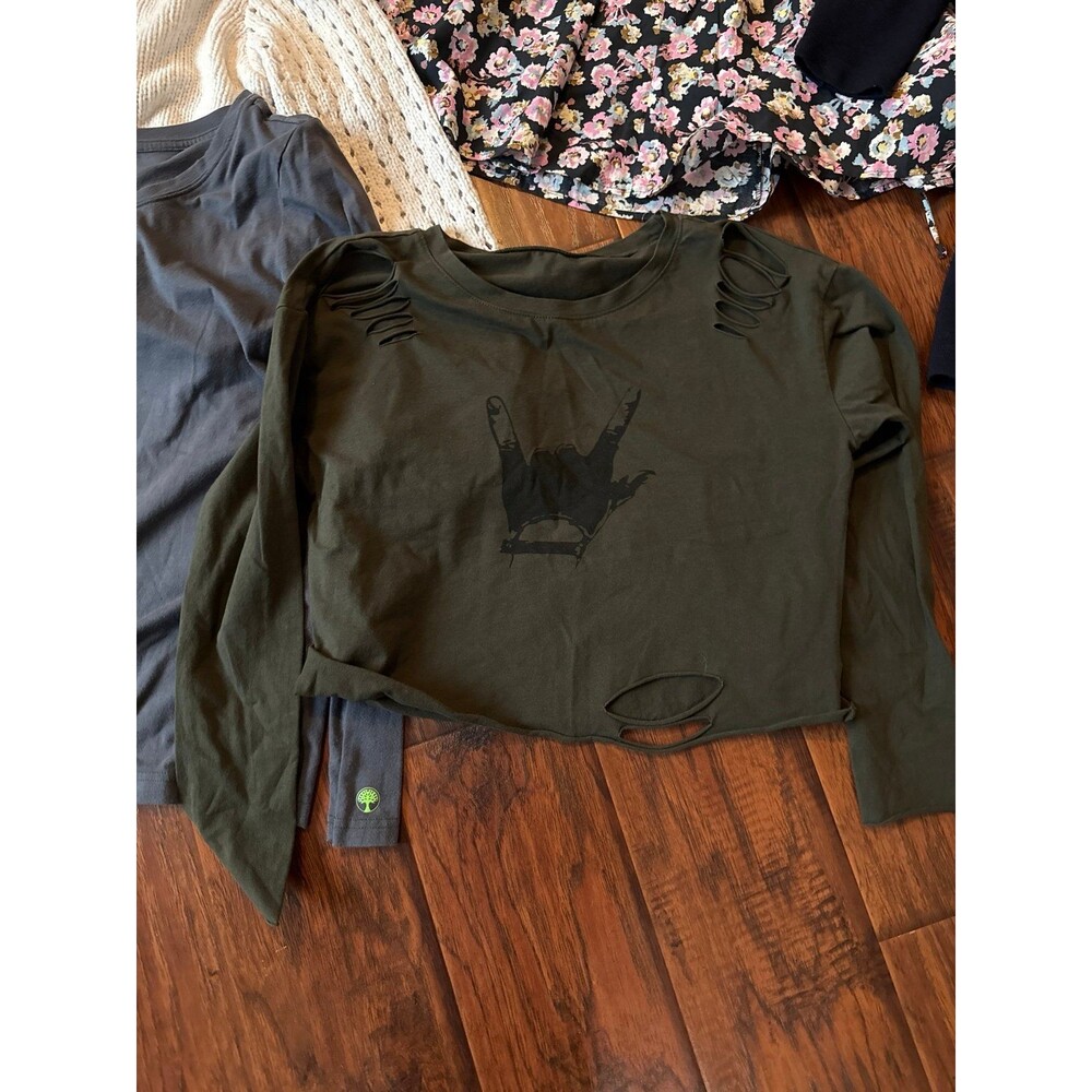 8-Piece Women’s Size L Clothing Bundle Dresses, Romper & Tops – H&M, Uniqlo - Picture 3 of 7